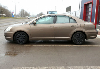 Подержанный автомобиль Toyota Avensis Sedan 2004 года (8 фото)