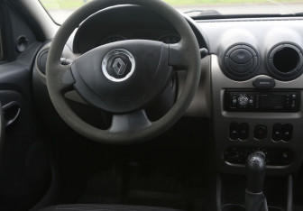 Подержанный автомобиль Renault Logan Sedan 2011 года (14 фото)