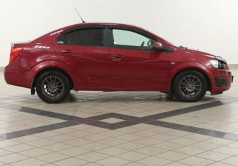 Подержанный автомобиль Chevrolet Aveo Sedan 2014 года (5 фото)