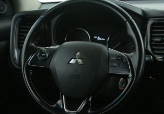 Подержанный автомобиль Mitsubishi Outlander 2017 года (16 фото)