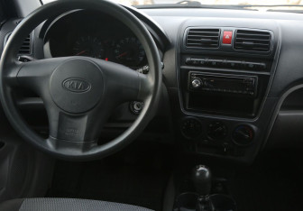 Подержанный автомобиль Kia Picanto 2006 года (14 фото)