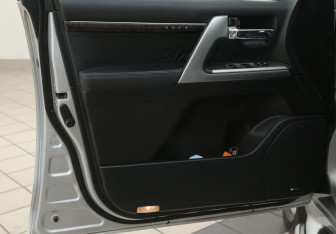 Подержанный автомобиль Toyota Land Cruiser Suv 2013 года (24 фото)