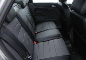 Подержанный автомобиль Ford Focus Sedan 2005 года (11 фото)