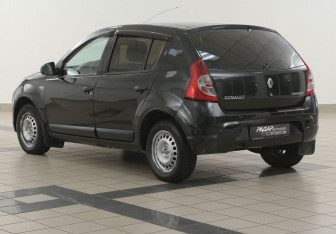 Подержанный автомобиль Renault Sandero 2013 года (2 фото)