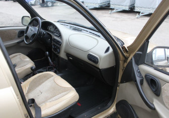 Подержанный автомобиль Chevrolet Niva 2006 года (9 фото)