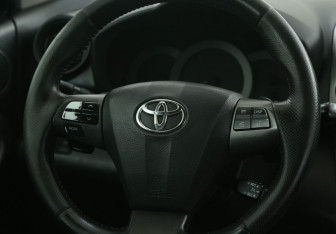 Подержанный автомобиль Toyota RAV4 2010 года (16 фото)