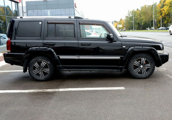 Подержанный автомобиль Jeep Commander 2007 года (7 фото)