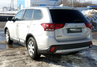 Подержанный автомобиль Mitsubishi Outlander 2018 года (4 фото)