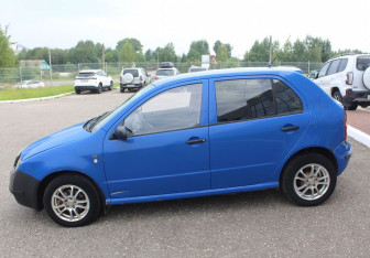 Подержанный автомобиль Skoda Fabia Hatchback 2003 года (4 фото)