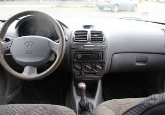 Подержанный автомобиль Hyundai Accent Sedan 2003 года (13 фото)