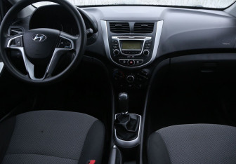 Подержанный автомобиль Hyundai Solaris Sedan 2013 года (12 фото)