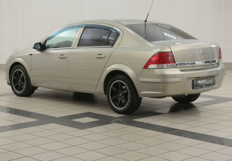 Подержанный автомобиль Opel Astra Sedan 2008 года (2 фото)