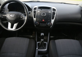 Подержанный автомобиль Kia Ceed Hatchback 2010 года (12 фото)
