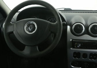 Подержанный автомобиль Renault Logan Sedan 2013 года (14 фото)