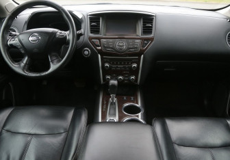 Подержанный автомобиль Nissan Pathfinder 2015 года (12 фото)