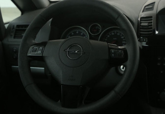 Подержанный автомобиль Opel Zafira Compactvan 2008 года (16 фото)