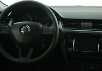 Подержанный автомобиль Skoda Rapid Liftback 2017 года (14 фото)