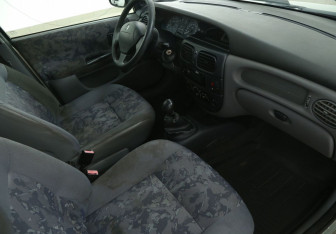 Подержанный автомобиль Renault Megane Wagon 2000 года (9 фото)