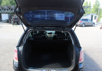 Подержанный автомобиль Opel Astra Wagon 2007 года (16 фото)