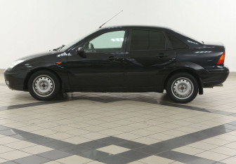 Подержанный автомобиль Ford Focus Sedan 2003 года (7 фото)