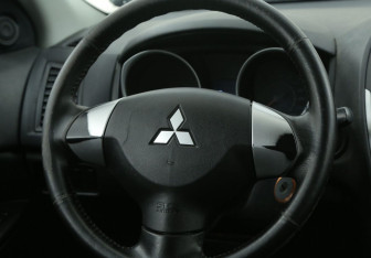 Подержанный автомобиль Mitsubishi ASX 2011 года (16 фото)
