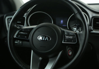 Подержанный автомобиль Kia Ceed Wagon 2019 года (25 фото)