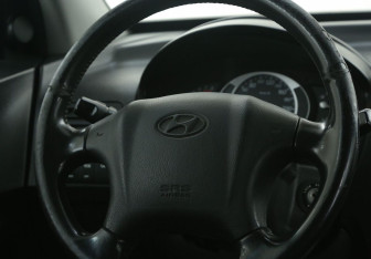 Подержанный автомобиль Hyundai Tucson 2006 года (17 фото)
