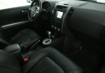 Подержанный автомобиль Nissan X-Trail 2010 года (9 фото)