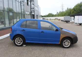 Подержанный автомобиль Skoda Fabia Hatchback 2003 года (8 фото)