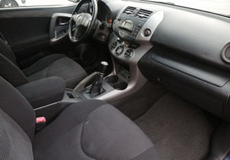 Подержанный автомобиль Toyota RAV4 2007 года (9 фото)