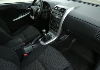 Подержанный автомобиль Toyota Corolla Sedan 2012 года (9 фото)