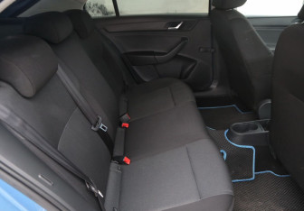 Подержанный автомобиль Skoda Rapid Liftback 2017 года (11 фото)