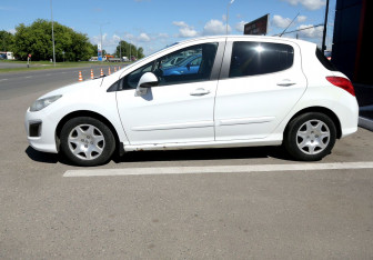 Подержанный автомобиль Peugeot 308 Hatchback 2011 года (8 фото)