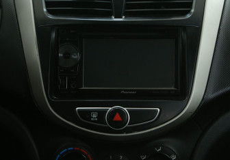 Подержанный автомобиль Hyundai Solaris Hatchback 2011 года (13 фото)