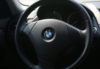 Подержанный автомобиль BMW X1 2012 года (16 фото)