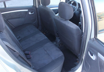 Подержанный автомобиль Renault Sandero 2011 года (11 фото)