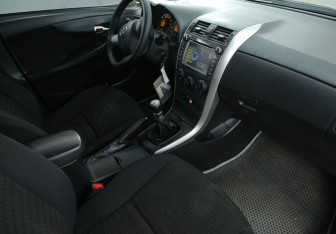 Подержанный автомобиль Toyota Corolla Sedan 2011 года (9 фото)