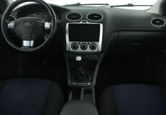 Подержанный автомобиль Ford Focus Sedan 2006 года (12 фото)