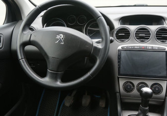 Подержанный автомобиль Peugeot 408 2012 года (14 фото)