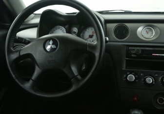 Подержанный автомобиль Mitsubishi Outlander 2006 года (14 фото)