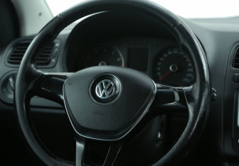 Подержанный автомобиль Volkswagen Polo Sedan 2017 года (16 фото)