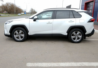 Подержанный автомобиль Toyota RAV4 2020 года (8 фото)