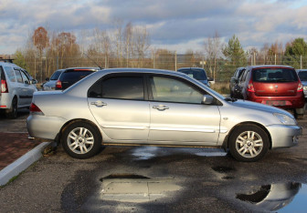 Подержанный автомобиль Mitsubishi Lancer Sedan 2005 года (8 фото)