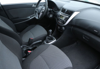 Подержанный автомобиль Hyundai Solaris Sedan 2013 года (9 фото)